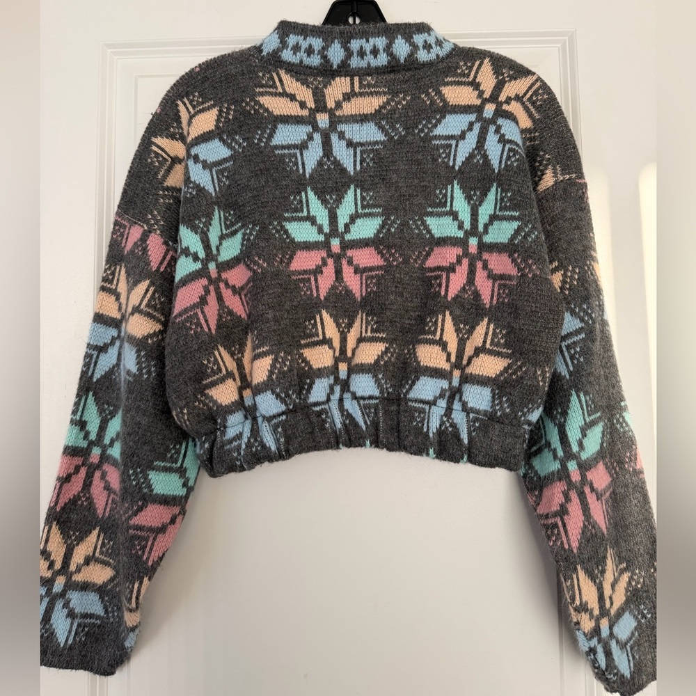 Colorful Pattern  Cropped Sweater - Picture 3 of 4